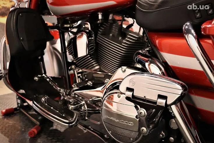 Harley-Davidson FLHTCU Image 4